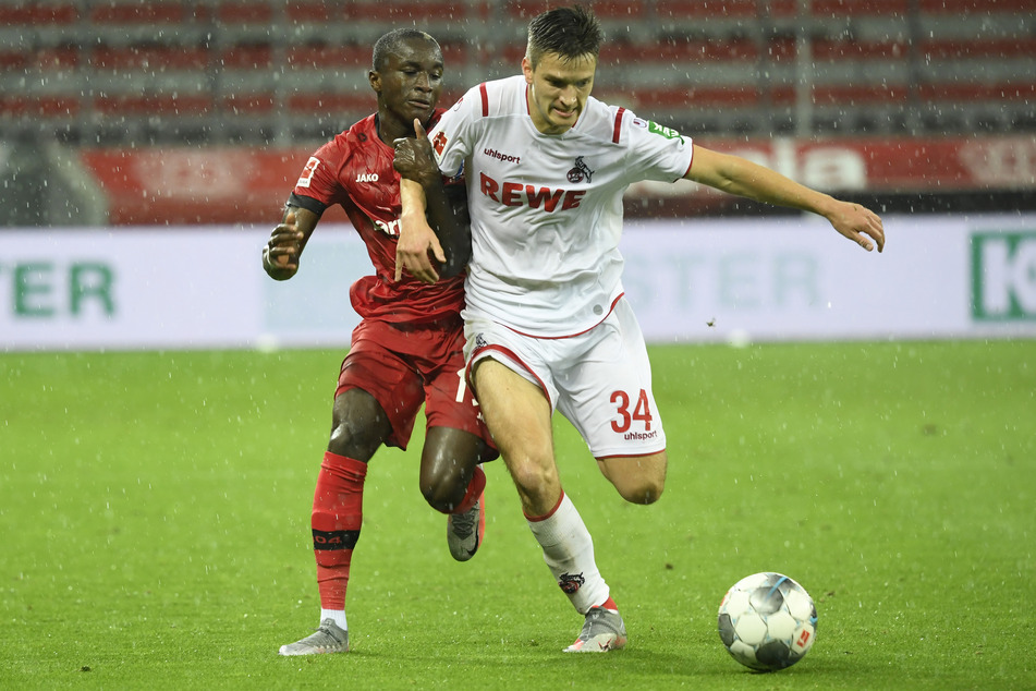 Kölns Noah Katterbach (r.) im Duell mit Leverkusens Moussa Diaby.