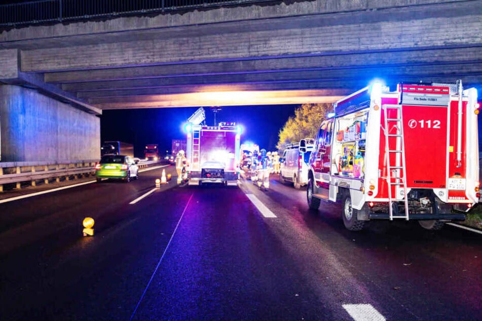 Die Feuerwehr musste zur Befreiung der verletzten Person die rechte Spur sperren.