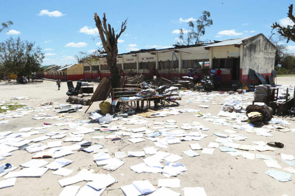 In Beira in Mosambik wurde unter anderem diese Schule überflutet. Die Schulhefte wurden zum Trocknen in die Sonne gelegt.