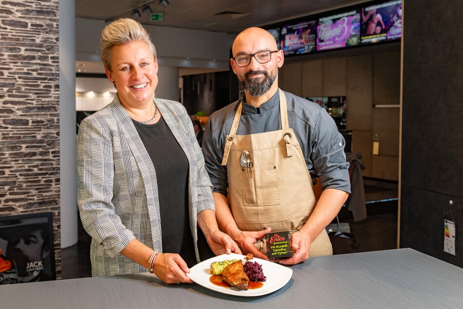 Janine Bormann (43) und Sven Kasimir (45) sorgen mit ihren Teams für die Verköstigung der Showgäste.