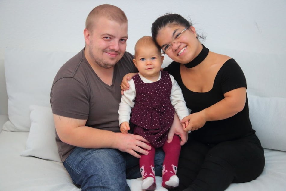 Die kleinen Eltern mit ihrem größten Schatz: Carmen (25) und Friedrich Amm (27) mit Tochter Maya.