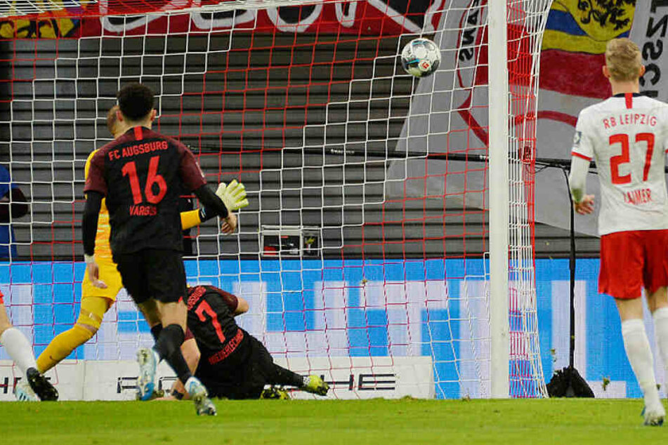 Florian Niederlechner (#7) trifft per Seitfallzieher unhaltbar in der 8. Minute zum 1:0 für Augsburg. Es war seine zehnte direkte Torbeteiligung in den letzten sechs Partien.