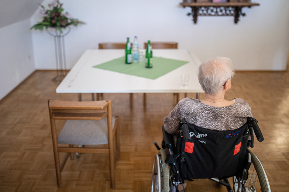 Für Pflegebedürftige wird die Betreuung im Heim immer teurer. Im Vergleich der Bundesländer blieben Heimplätze in Nordrhein-Westfalen am teuersten.