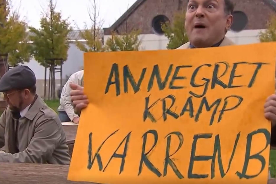 "Kramp-Karrenbauer muss weg" - wäre "zu lang auf Transparenten", meint Dennis Knossalla.