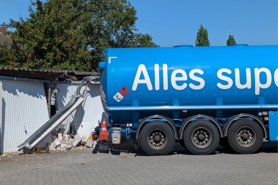Mehrere Garagen wurden stark beschädigt.