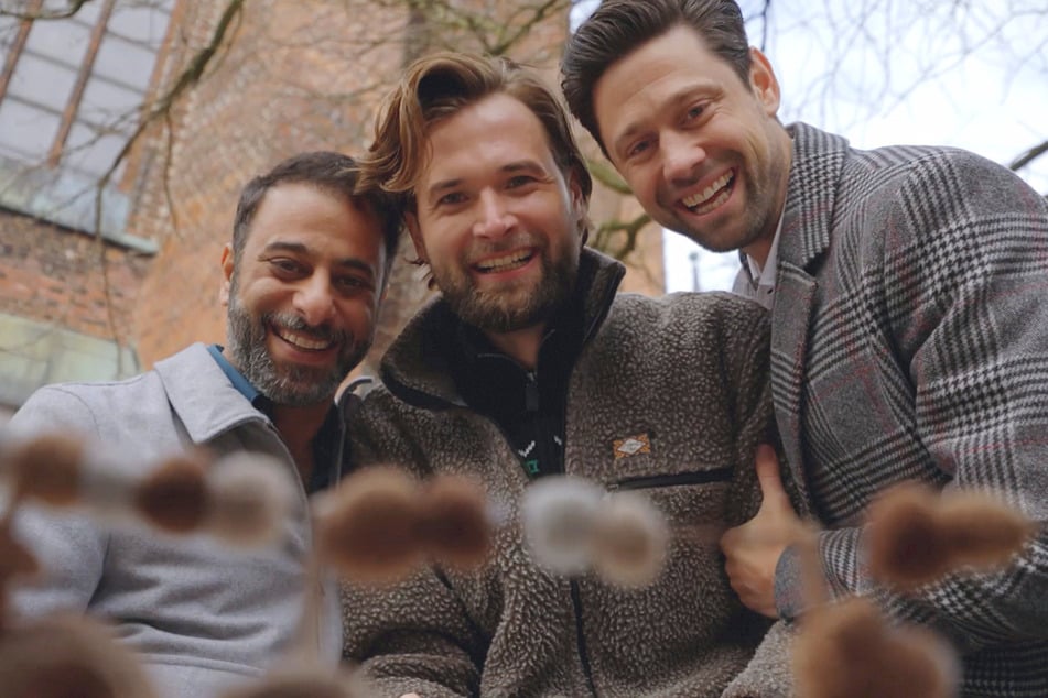 Mo (Yunus Cumartpay, 46, l.), Julius (r.) und Simon sind glücklich - Olivia schenkt den drei Männern ihr erstes Lächeln.