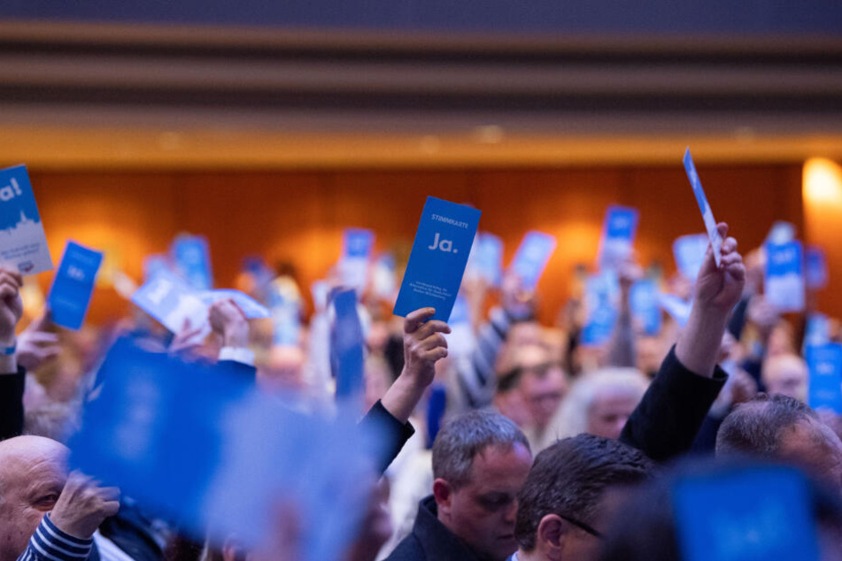Mitglieder stimmen beim Sonderparteitag ab.