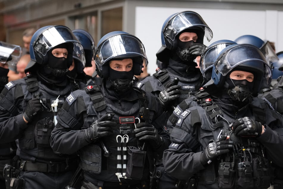 Polizisten sichern eine Demo in Leipzig. Vom geplanten Stellenabbau wird die Polizei wohl eher weniger betroffen sein.