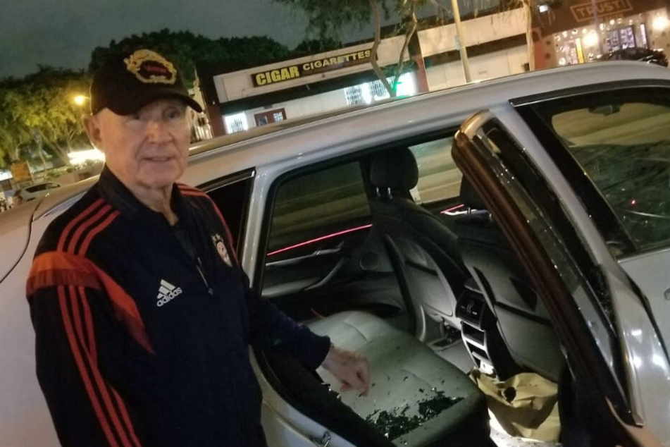 Scherben liegen auf dem Rücksitz des Autos.