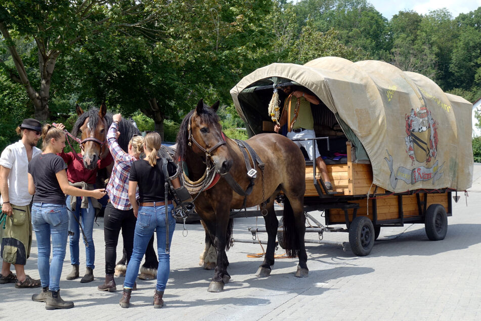 "Spielbrett" ziehen mit dem Planwagen durch Sachsen.