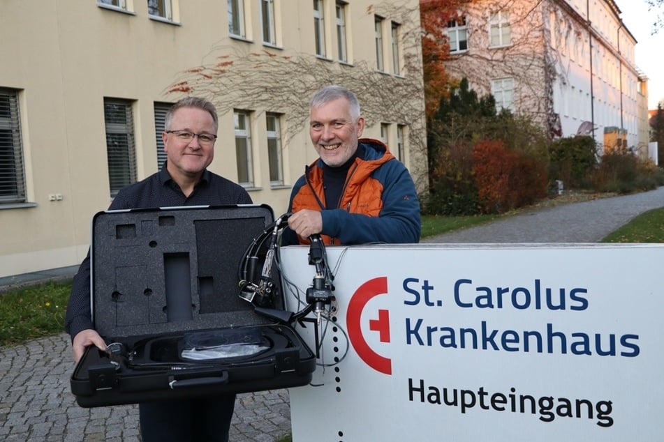 Kürzlich freute sich Klinik-Chef Lutz Möller (52, l.) über Endoskope, die nach zehn Jahren wieder aufgetaucht sind. Nun musste er die Schließung von Notaufnahme und Intensivmedizin verkünden.