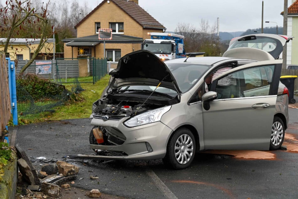 Unfall in Mittelsachsen: Ford-Fahrerin kracht gegen Mauer