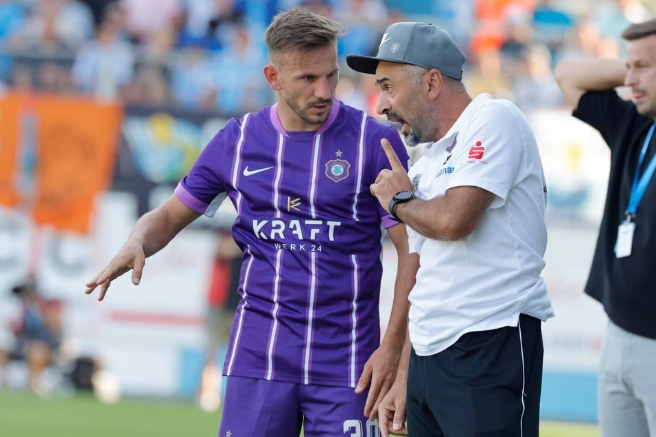 War es auch ein Fehler des Derbys? Trainer Kvicha Shubitidze (51, r.) nahm Simon Skarlatidis (35) beim Stand von 1:2 vom Feld.