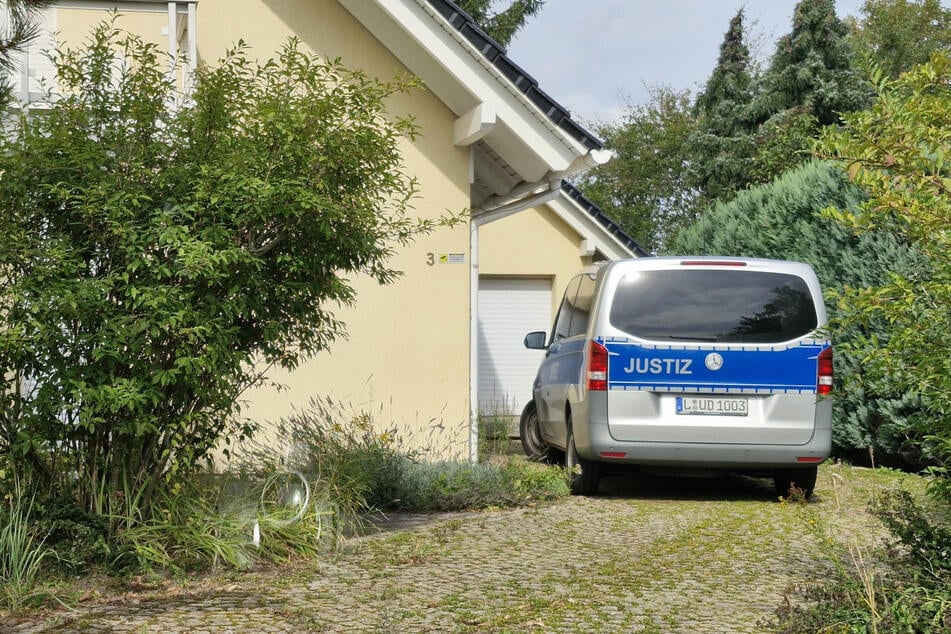 Vor wenigen Tagen fuhren Knastmitarbeiter in Ullendorf (Klipphausen) vor. Witwe Ramona hatte in ihrem Eigenheim zu tun.