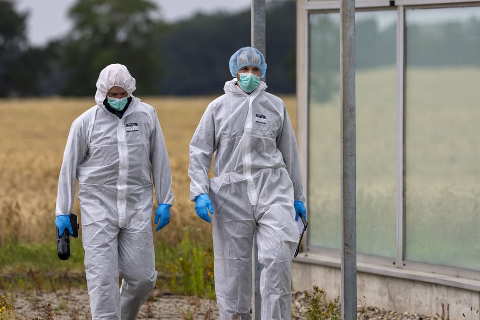 In Schutzanzügen wurden Spuren gesichert.