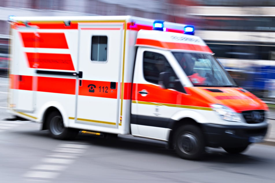 Die alarmierten Rettungskräfte mussten die beiden schwer verletzten Kinder nach dem Unfall in Münchner Krankenhäuser bringen. (Symbolbild)