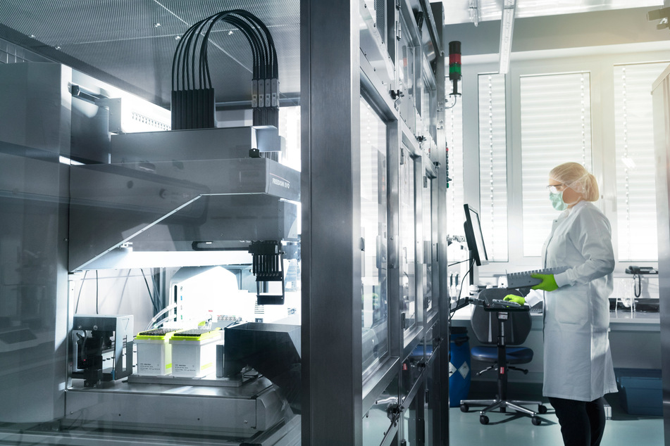Eine Mitarbeiterin von Biontech steht im Labor des Unternehmens. (Archivbild)