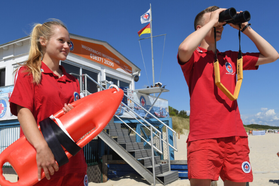 Mona Ebermann (links) und Louis Colli sind am Ostseestrand von Karlshagen auf der Insel Usedom für die Sicherheit der Badegäste im Einsatz.