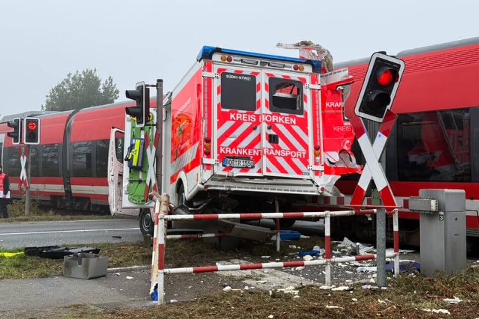 Ein Zug kollidierte mit einem Krankenwagen, die Patientin starb.
