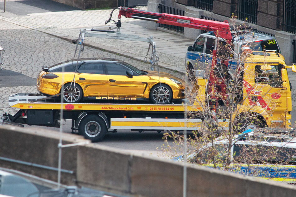 Der goldfarbene Porsche Panamera Turbo wurde am Freitag von der Paul-Schwarze-Straße abgeschleppt.