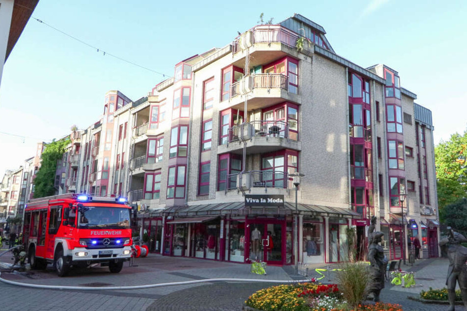 Ein Anwohner hatte die Feuerwehr am Samstagmorgen zu einem Wohn- und Geschäftshaus am Marktplatz alarmiert.