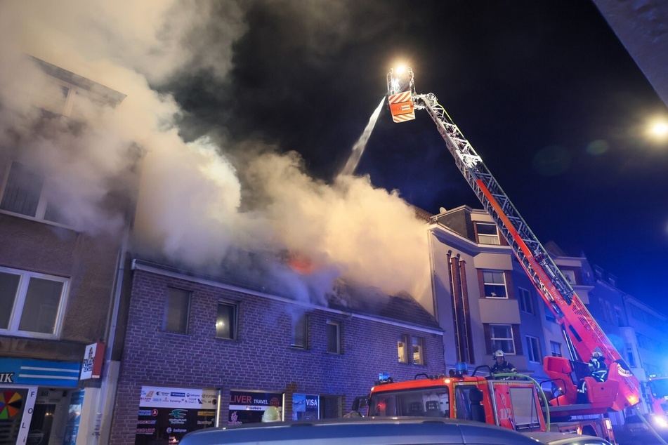 Feuerwehr und Polizei waren am Mittwochabend (27. Dezember) zu einem brennenden Haus in Solingen gerufen worden.
