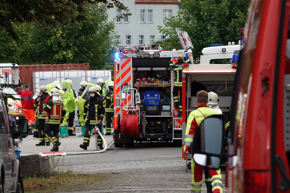 In der Torgauer Straße wurde ein Gefahrenguteinsatz der Feuerwehr simuliert.
