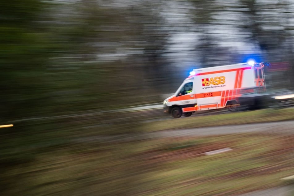Der Rettungsdienst brachte eine Verkehrsteilnehmerin ins Krankenhaus. (Symbolbild)