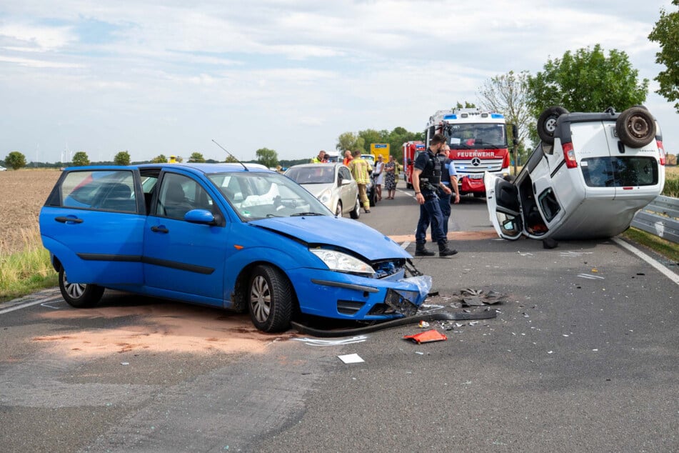 Autos kollidieren, eins überschlägt sich: Drei Verletzte bei Unfall auf der B184