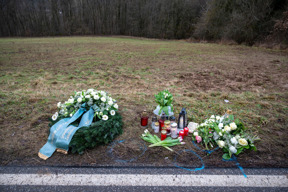 Niedergelegte Blumen und Kerzen erinnerten am Tatort an die blutige Gewalttat.