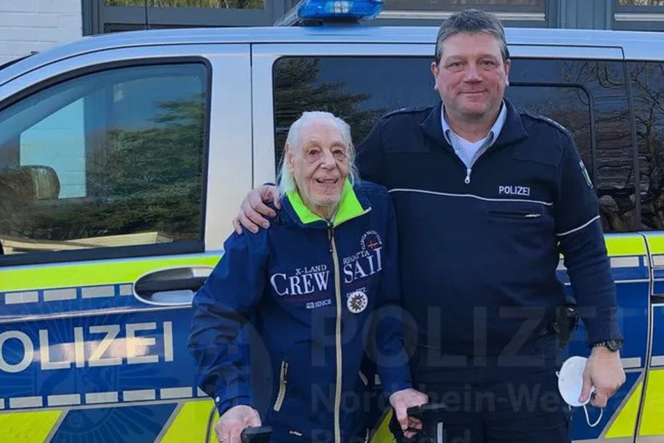Ein Bielefelder Senior (85) wünschte sich Anfang vergangenen Jahres eine Fahrt im Polizeiwagen - was ihm die Polizisten prompt erfüllten.