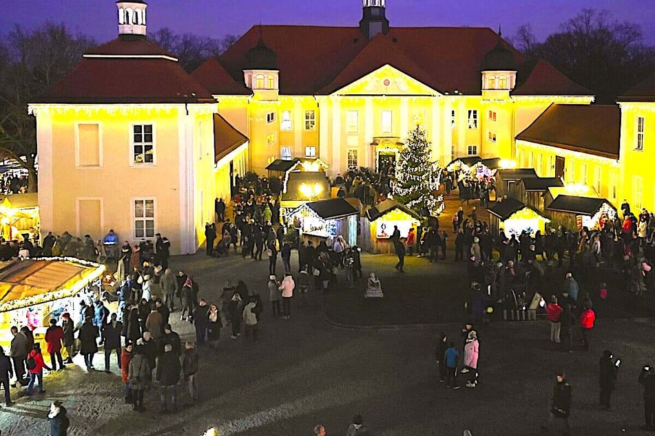 Auf dem Schloss Hohenprießnitz in der Nähe von Leipzig gibt's am zweiten und dritten Adventswochenende einen Weihnachtsmarkt!