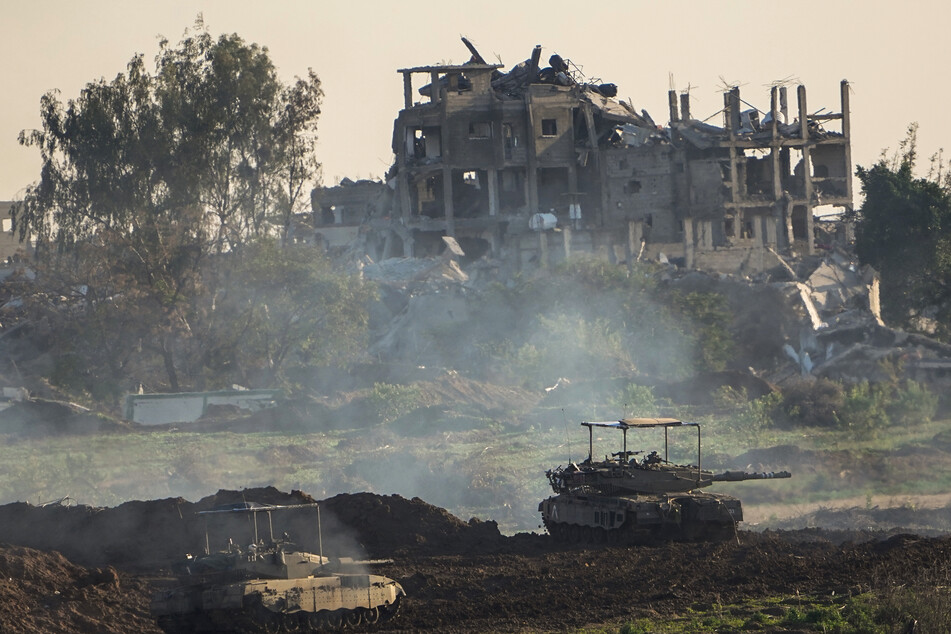 Israelische Panzer stehen vor einem zerstörten Gebäude während einer Bodenoperation im nördlichen Gazastreifen. Im Falle eines vollständigen Waffenstillstandes hätte sich Israels Armee aus dem Gebiet zurückziehen sollen.
