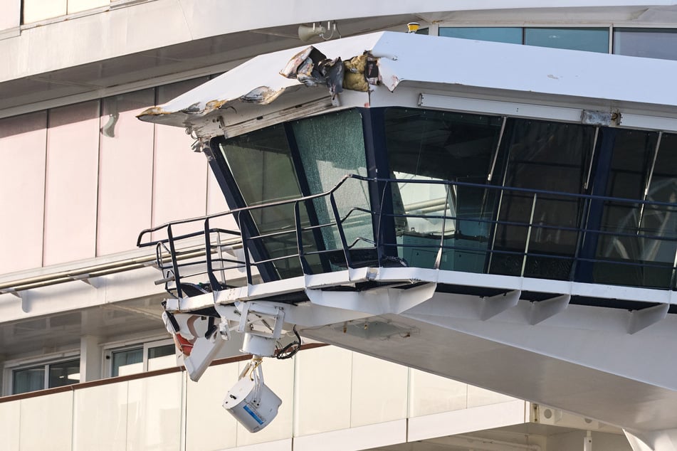Am Sonntagabend kollidierte das Kreuzfahrtschiff "Mein Schiff 3" mit zwei Containerschiffen in Bremerhaven. Es sind einige Schäden entstanden.