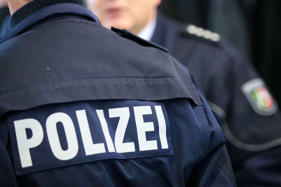 Die Polizei in NRW geht 16 weiteren Hinweisen auf rechtsradikale oder rassistische Äußerungen in den eigenen Reihen nach.