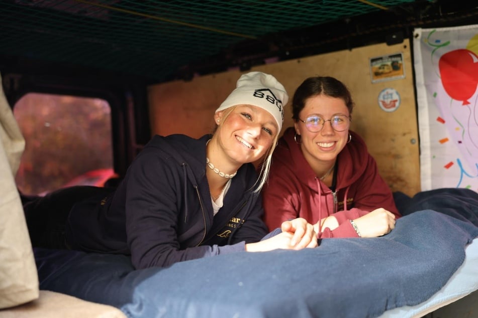 Den Crafter verwandeln Berta und Alina dafür extra in ihr vorübergehendes Zuhause. Ein Bett haben sie bereits eingebaut, eine Küche soll demnächst folgen.