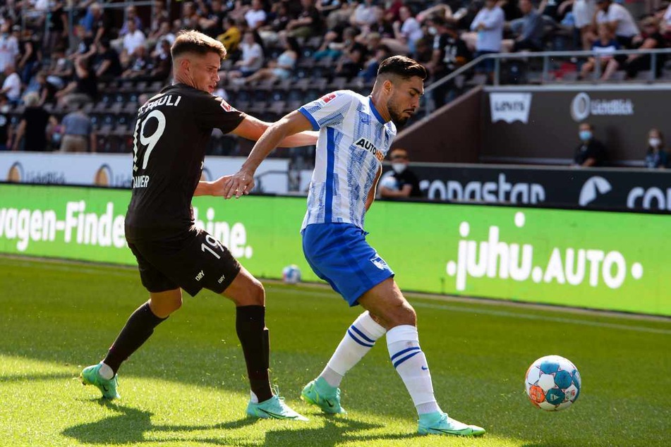 Herthas Suat Serdar behauptet gegen St. Paulis Luca Zander den Ball.