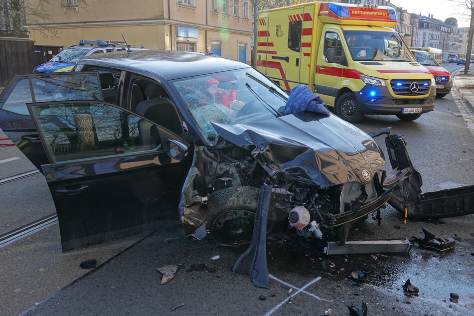 Leipziger Straße gesperrt: Skoda-Fahrerin nach Unfall eingeklemmt