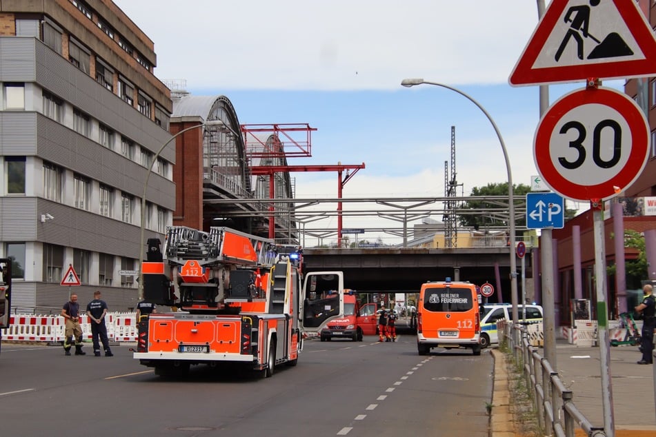 Die Feuerwehr Berlin rückte zu einem Einsatz am Ostbahnhof aus.