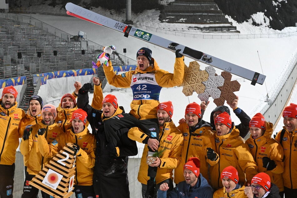 Andreas Wellinger (29, M.) auf den Schultern des Teams. Nach seiner Silbermedaille ist allen im Springerlager die Erleichterung anzusehen gewesen.