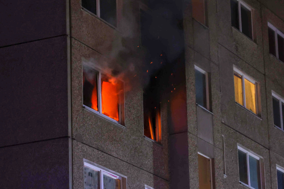 Flammen schlugen aus dem Fenster der vierten Etage des Wohngebäudes.
