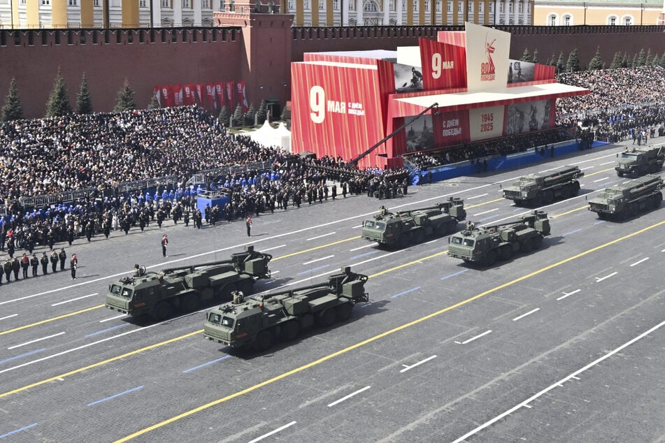 Auf dem Roten Platz rollt während der Militärparade zum Tag des Sieges neuestes Kriegsgerät auf.