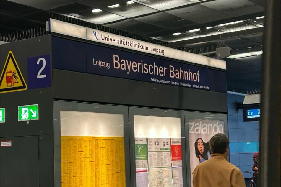 "Arbeiter, Assis und 'nen paar Akademiker - alle auf zur Loksche", klebten die Unbekannten an den Bayerischen Bahnhof.