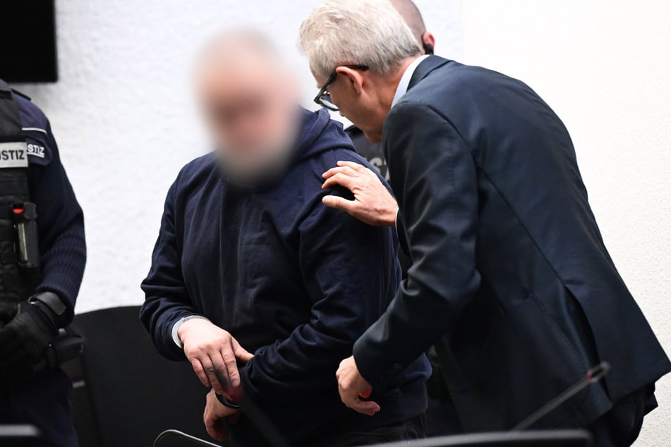 Der 47-jährige Angeklagte soll seine Freundin mit einem Messer getötet und ihre Leiche eingemauert haben.