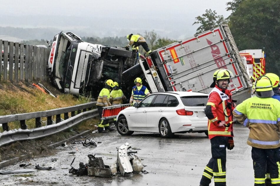 Unfall A8: 500.000 Euro Schaden! Lkw kippt auf A8 um - Autobahn gesperrt