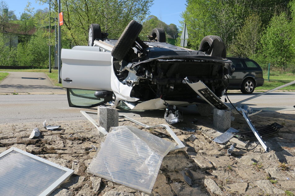 Am Donnerstagnachmittag krachte eine VW-Fahrerin in Schwarzenberg gegen die Granitpfosten am Straßenrand. Dabei überschlug sich ihr Auto.
