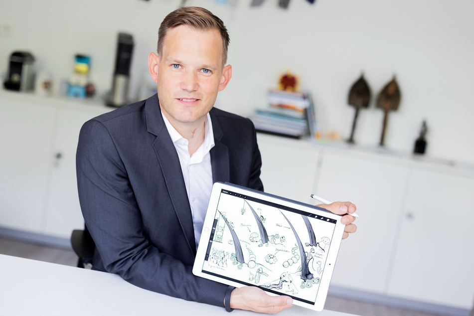 Virologe Hendrik Streeck (44) zeigt Illustrationen auf seinem iPad, die er für sein neues Buch "Unser Immunsystem" selbst gezeichnet hat.