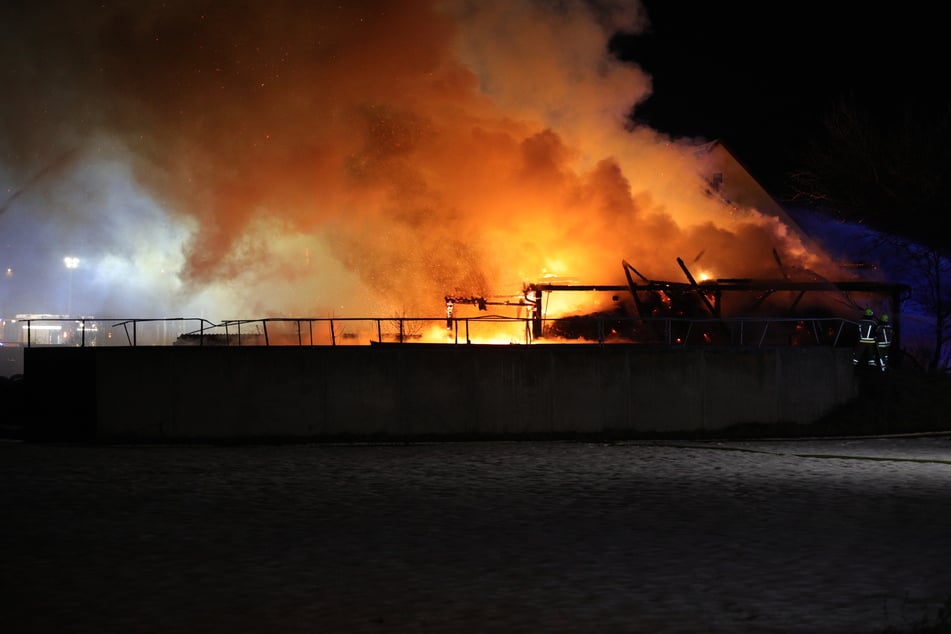 Flammen-Inferno in Scheune: Gebäude komplett niedergebrannt