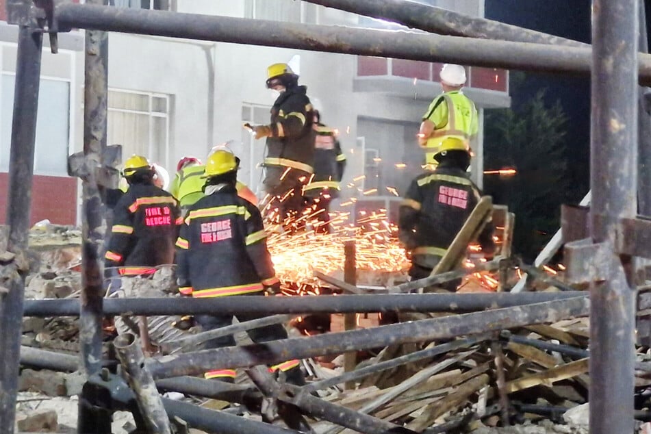 Rettungskräfte bemühten sich seit dem Nachmittag, die 47 verschütteten Bauarbeiter zu befreien.