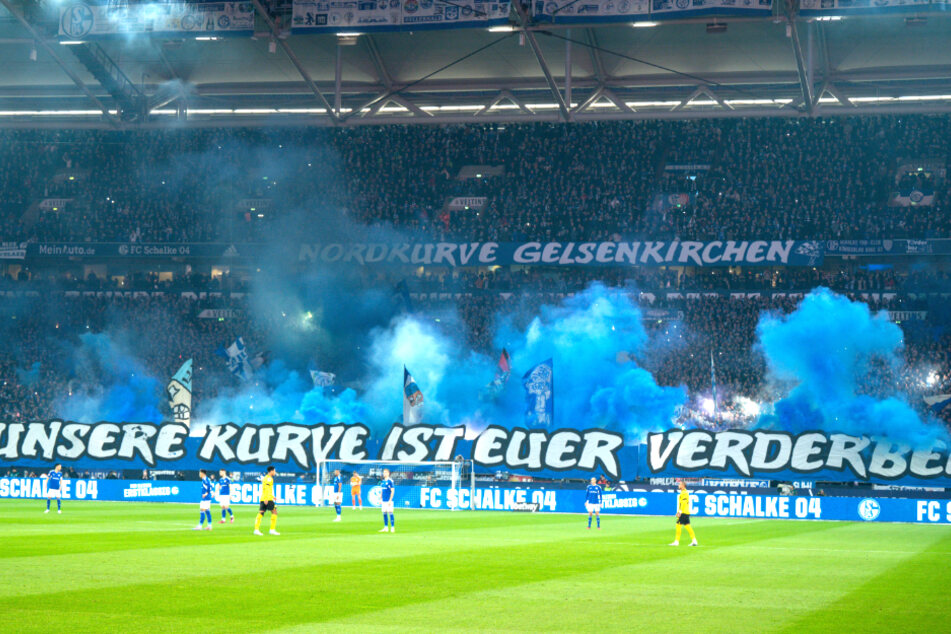 Die heimischen Schalker Fans feierten ihre Mannschaft mit einer Choreographie.